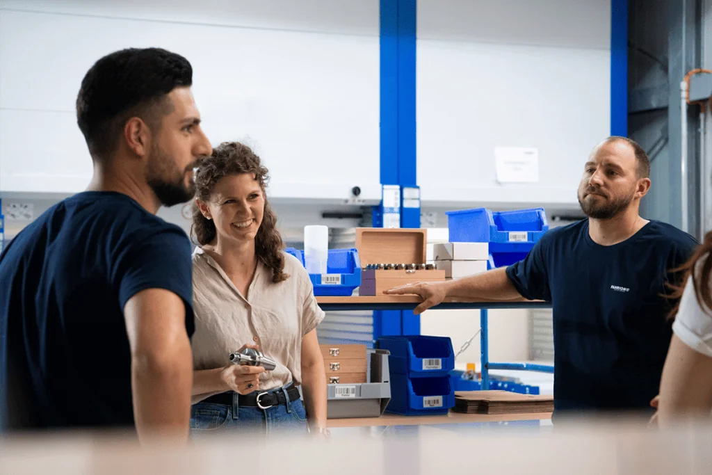 fahrion quick guide mitarbeiter besprechung produktionshalle