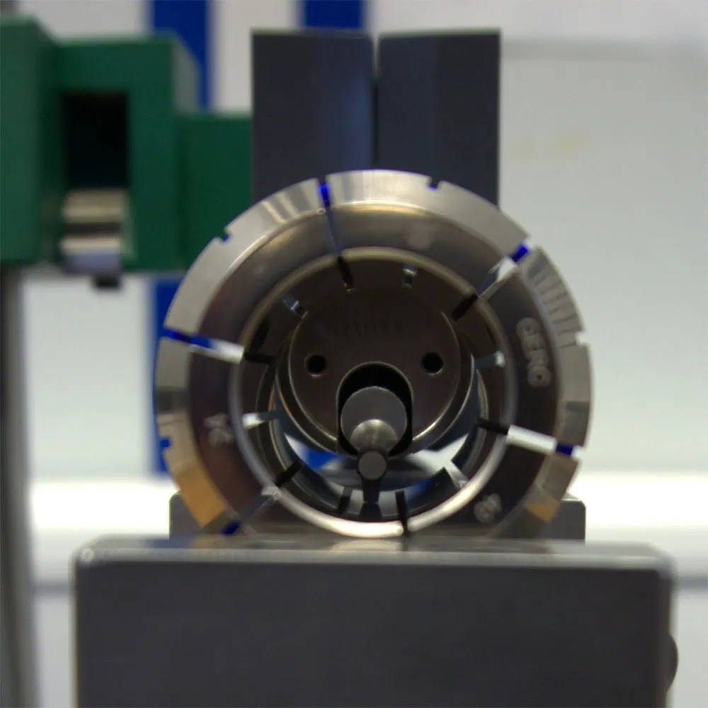 Nahaufnahme eines FAHRION-Spannsystems, das ein zylindrisches Werkstück hält. Es zeigt präzise Details der Spannzange in einer technischen Umgebung.